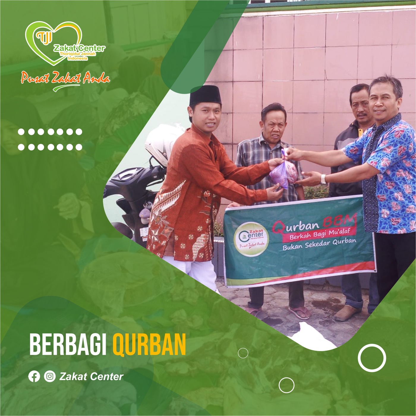 Penyaluran berbagi qurban oleh relawan Zakat Center.